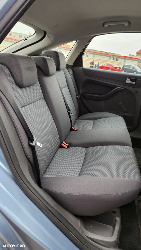 Ford Focus 1.6i Comfort - 26