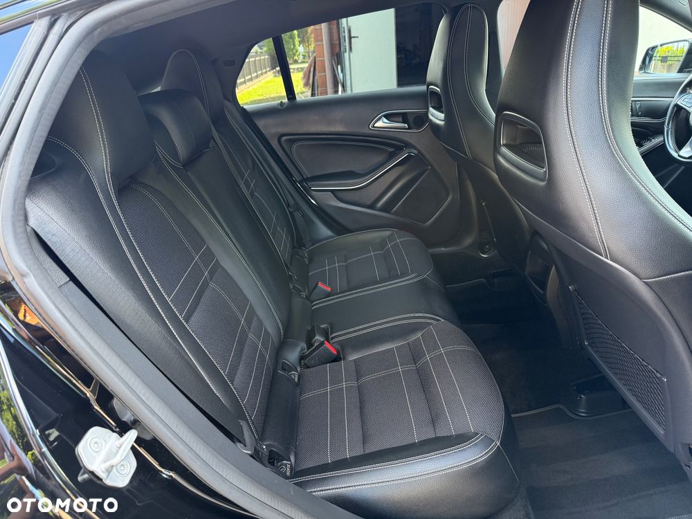 Mercedes-Benz CLA 180 7G-DCT UrbanStyle Edition - 32