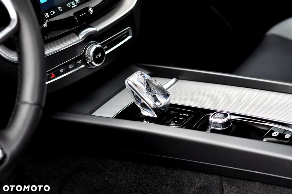 Volvo XC 60 B4 B Plus Dark - 18