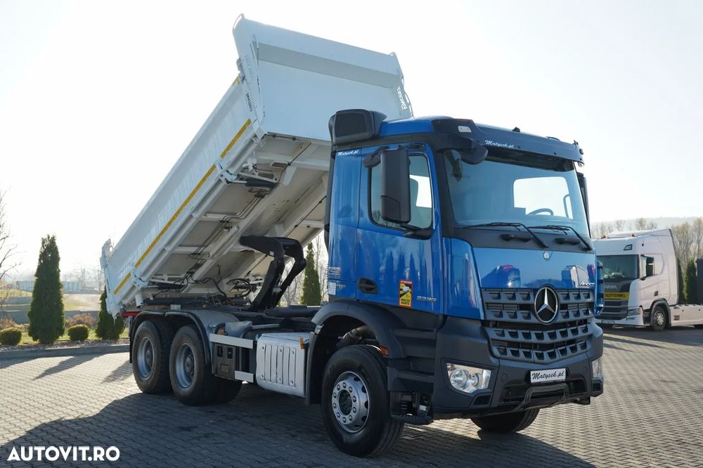 Mercedes-Benz AROCS 3336 / 6x4 / BASCULABILĂ PE 3 PĂRȚI - 5,2 M / 2x OBOANE LATERALE CU ACȚIONARE HIDRAULICĂ / CUTIE DE VITEZE AUTOMATĂ / EURO 6 - 8