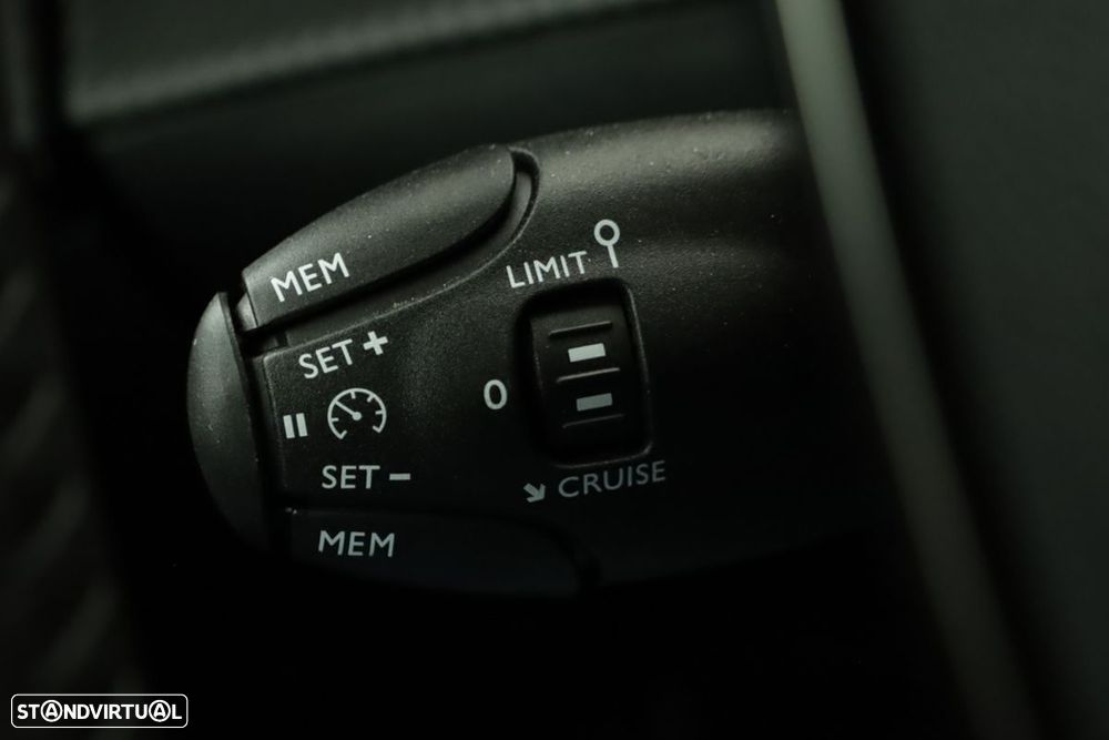 Peugeot e-2008 54 kWh Allure - 19