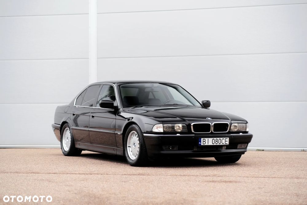 BMW Seria 7 740i V8 - 8