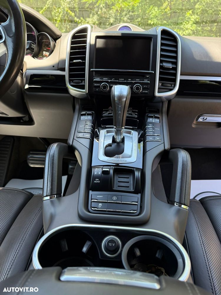 Porsche Cayenne 3.0 L - 4
