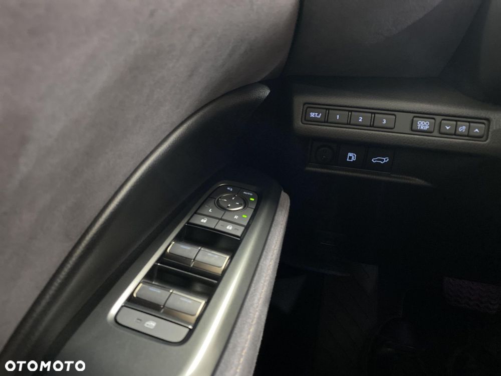 Lexus LBX 1.5 Hybrid Cool AWD - 18