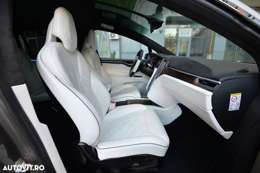 Tesla Model X - 23