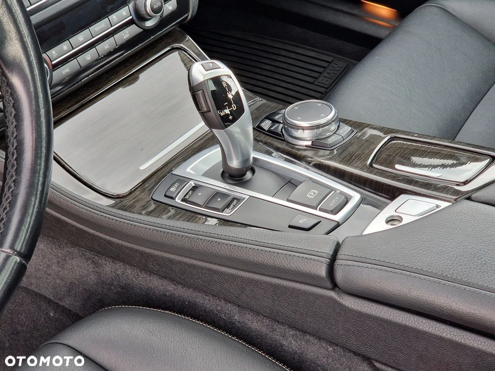 BMW Seria 5 525d Touring Luxury Line - 13