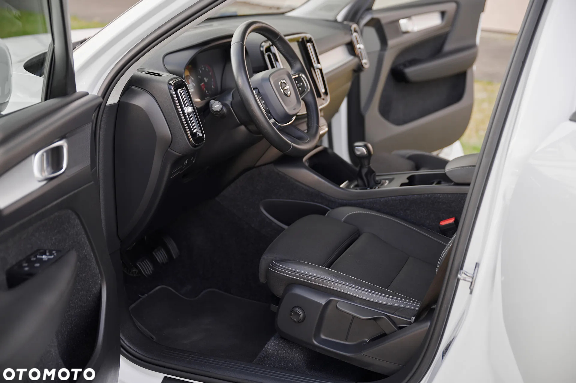 Volvo XC 40 T3 Momentum Pro - 25