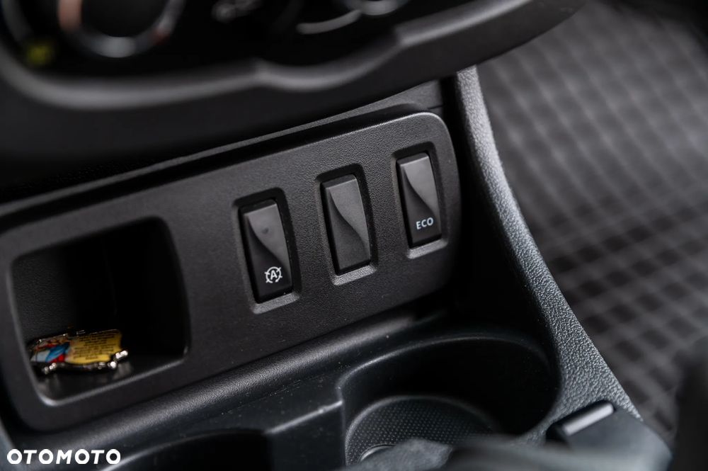 Dacia Duster 1.6 SCe Blackshadow S&S - 34