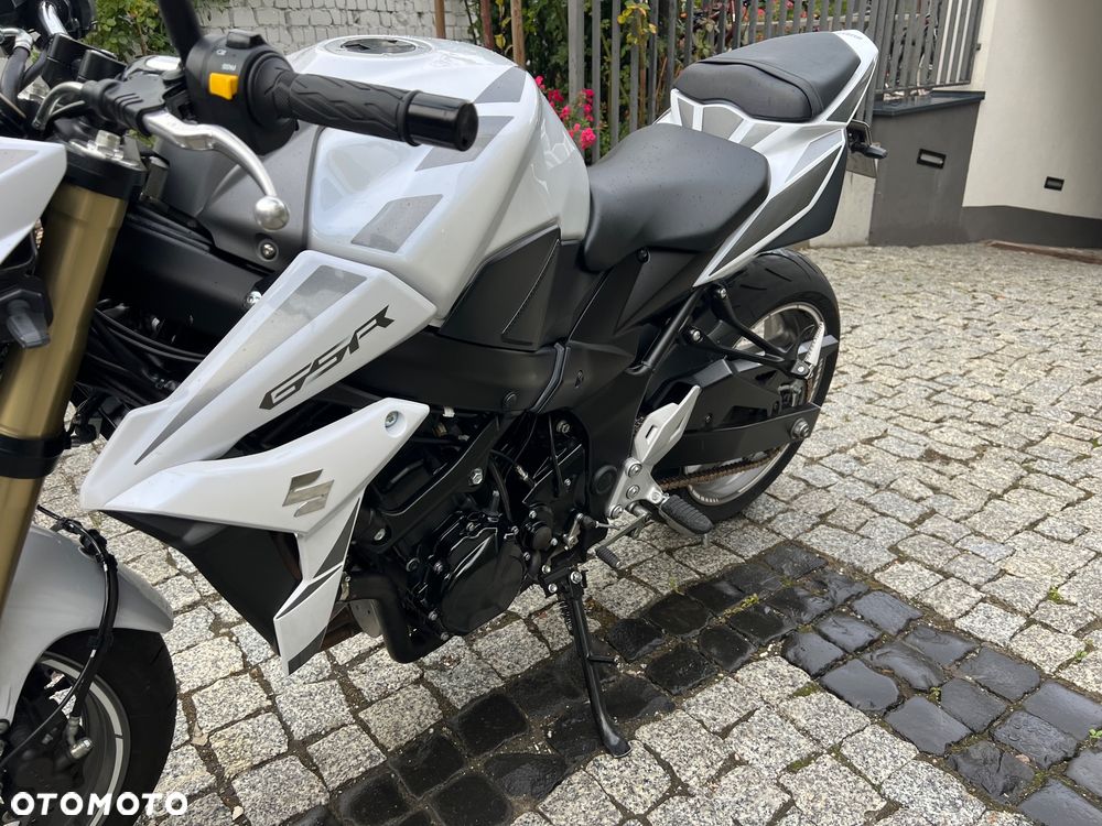 Suzuki GSR - 28