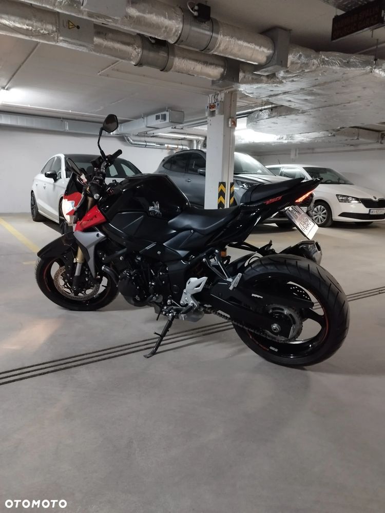 Suzuki GSR - 26