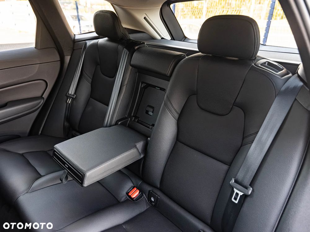 Volvo XC 60 B4 D AWD Plus Dark - 28