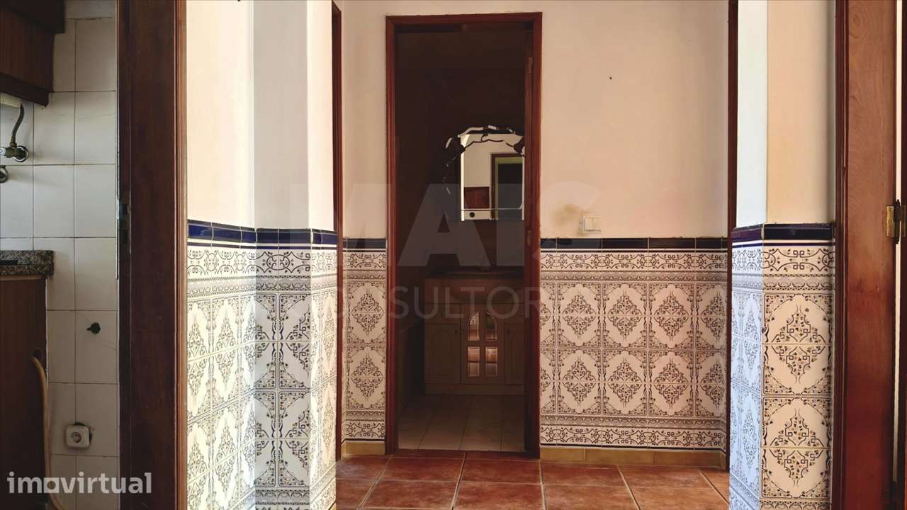 Apartamento T2 com Marquise e Despensa | 1º Andar | Perto das Praias - Grande imagem: 5/8