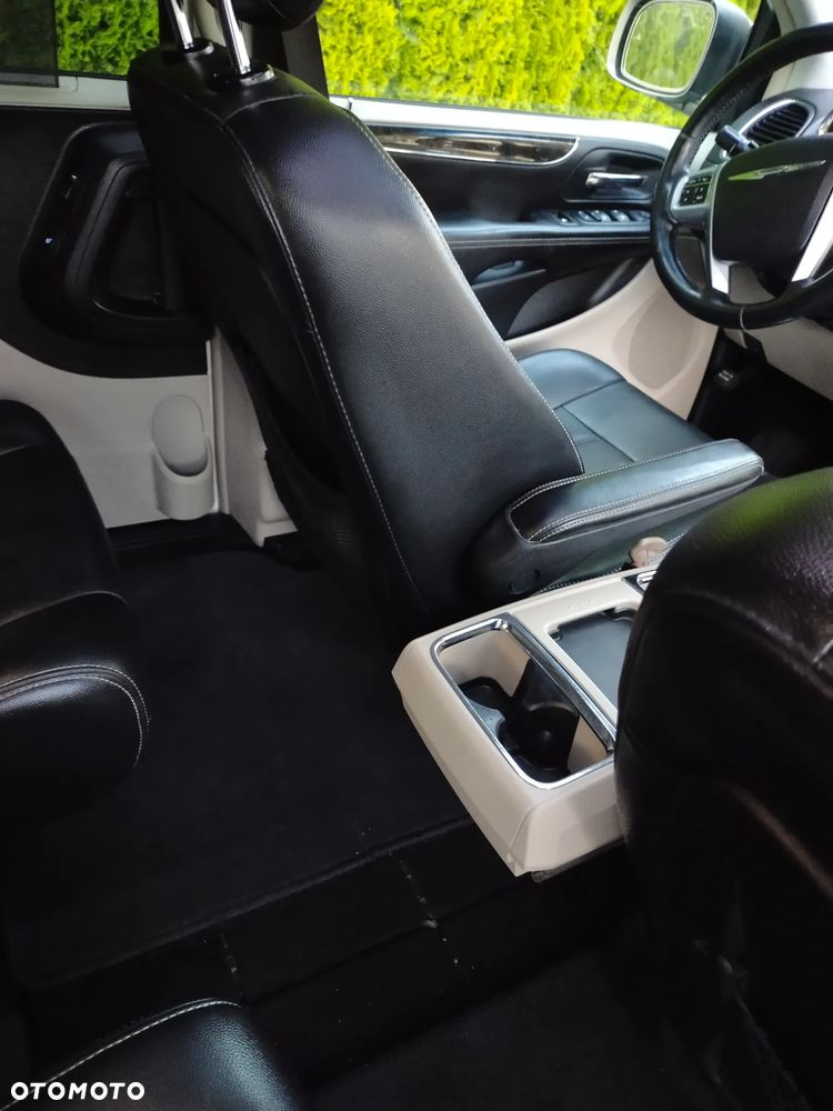 Chrysler Town & Country 3.6 Limited - 28