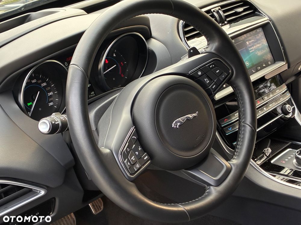 Jaguar XE 20d AWD Portfolio - 17