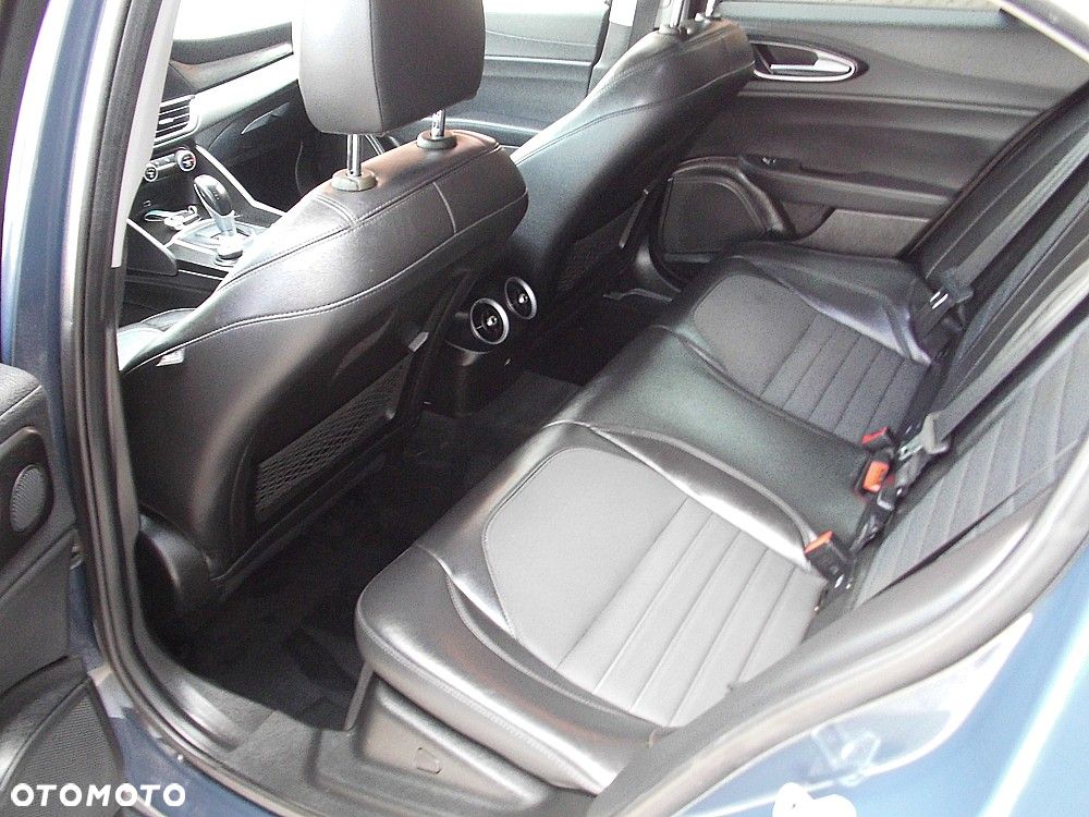 Alfa Romeo Giulia 2.2 AT8 Business - 6