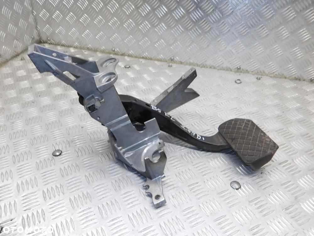 PASSAT B5 FL SEDAN 2.5 TDI 4MOTION PEDAŁ HAMULCA 8D1721117N - 3