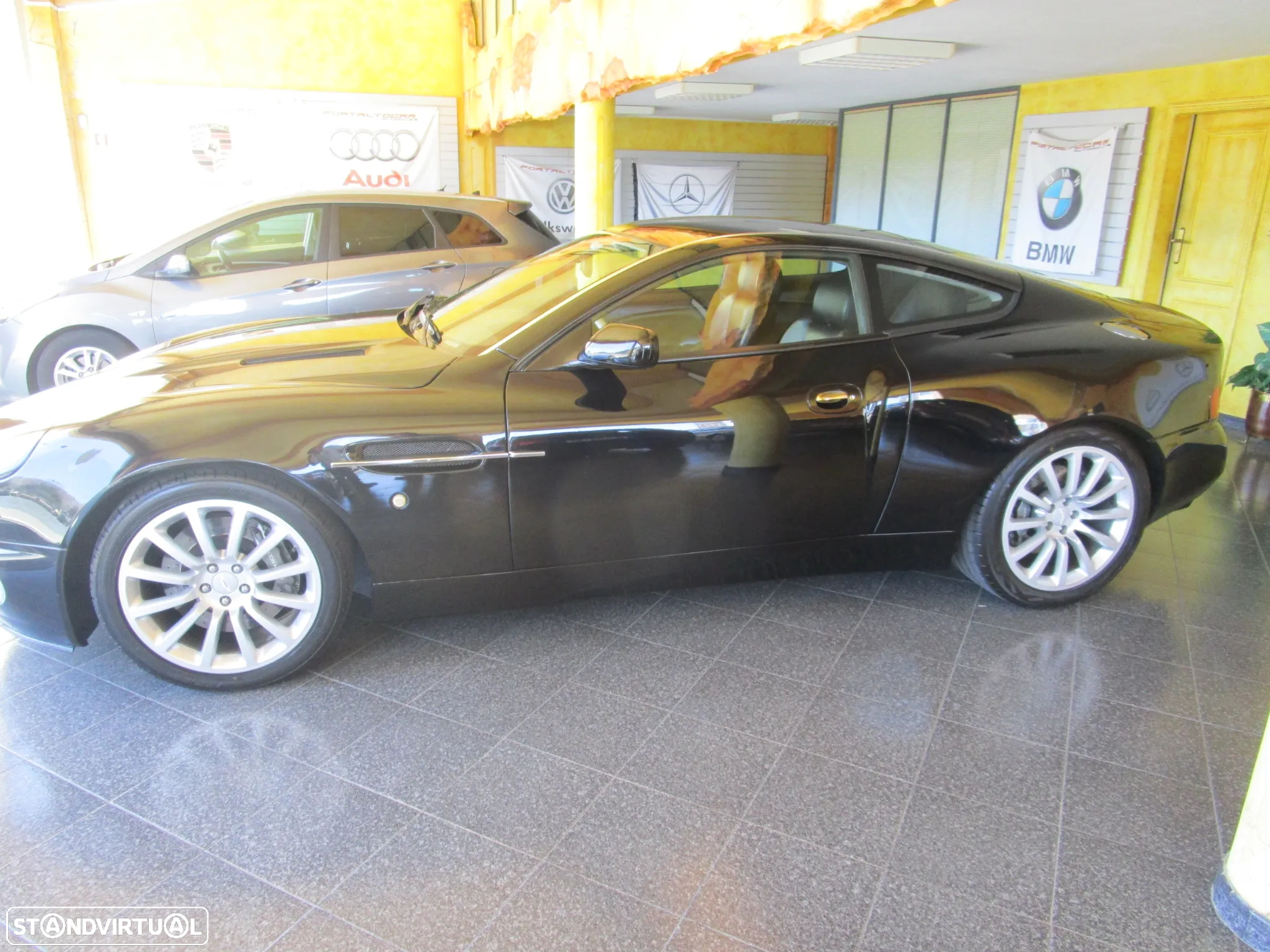 Aston Martin Vanquish - 4