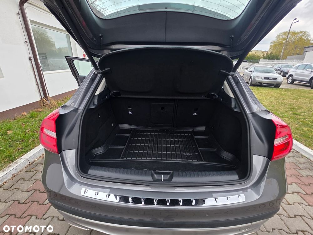 Mercedes-Benz GLA 200 7G-DCT - 4