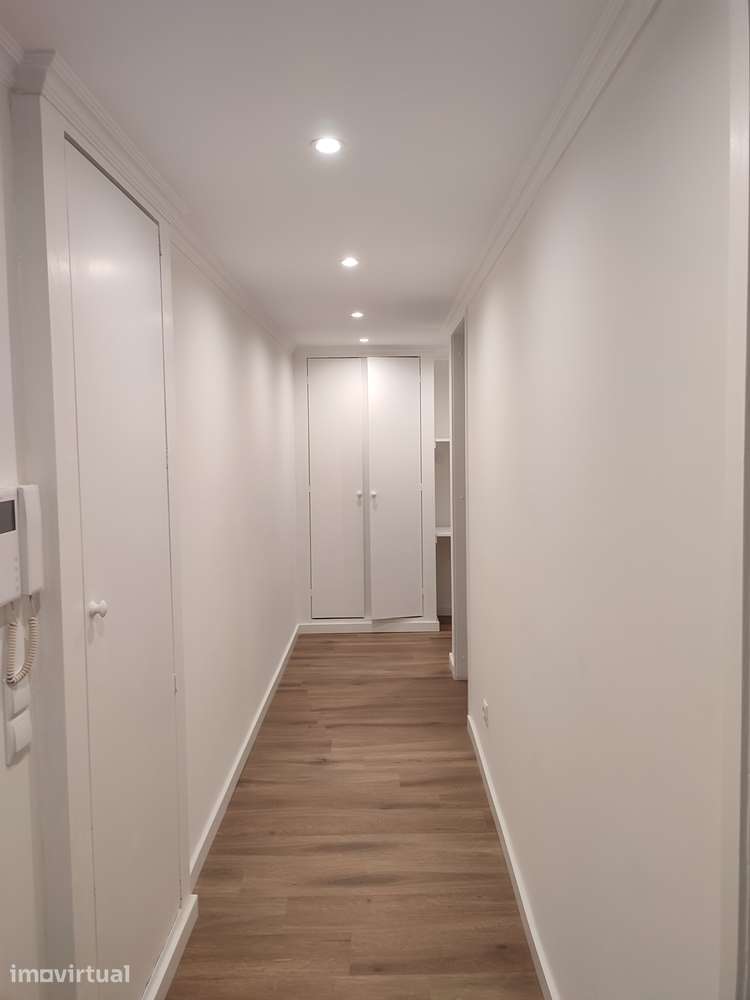 Apartamento T2 com varanda e ar condicionado nas Avenidas Novas - Grande imagem: 5/17