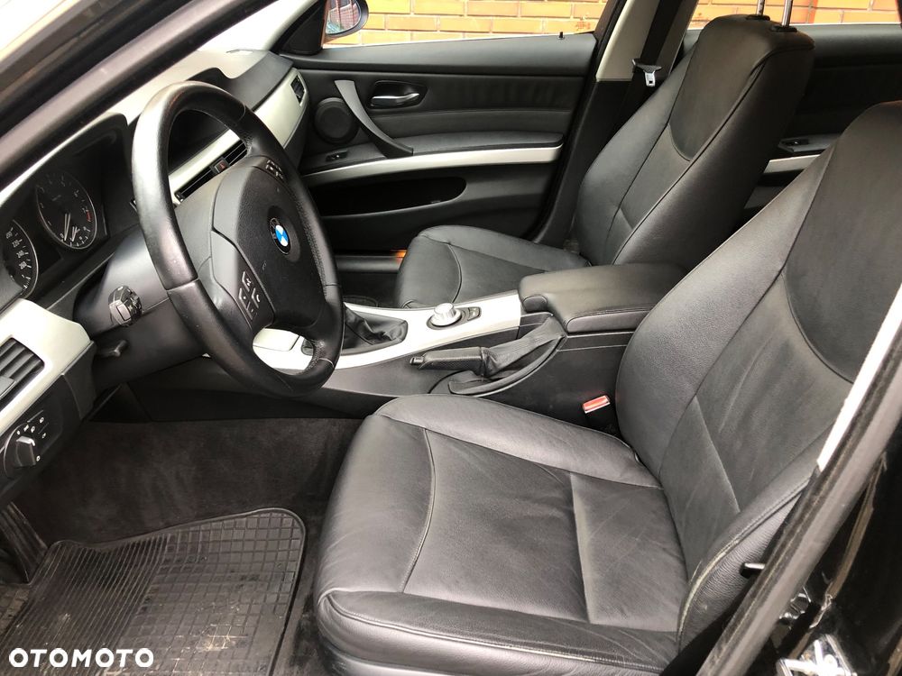 BMW Seria 3 325xi Touring - 10
