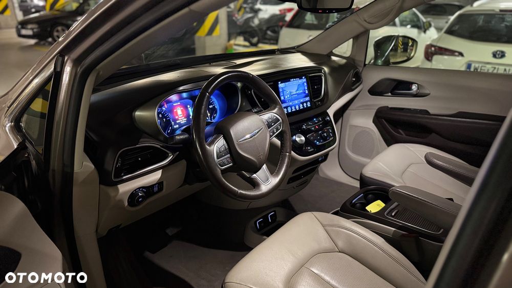 Chrysler Pacifica - 12