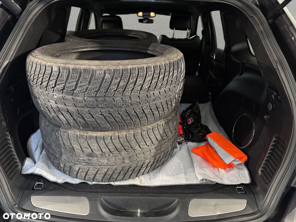 Jeep Grand Cherokee - 32