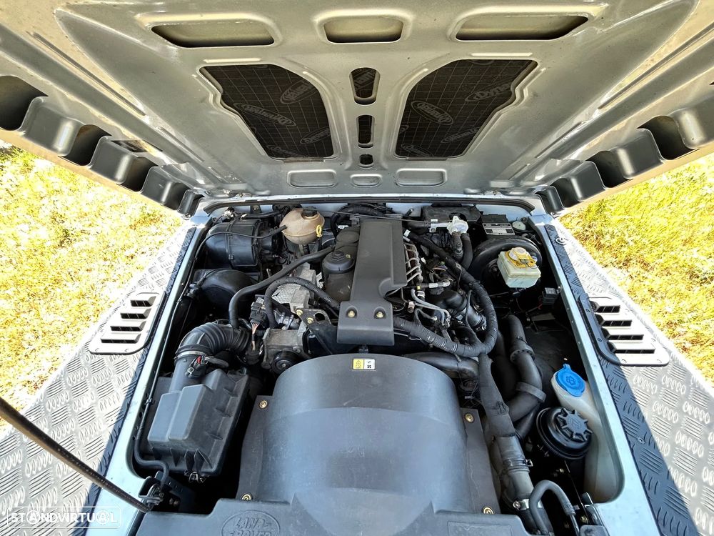 Land Rover Defender 90 2.4 CRD S - 37