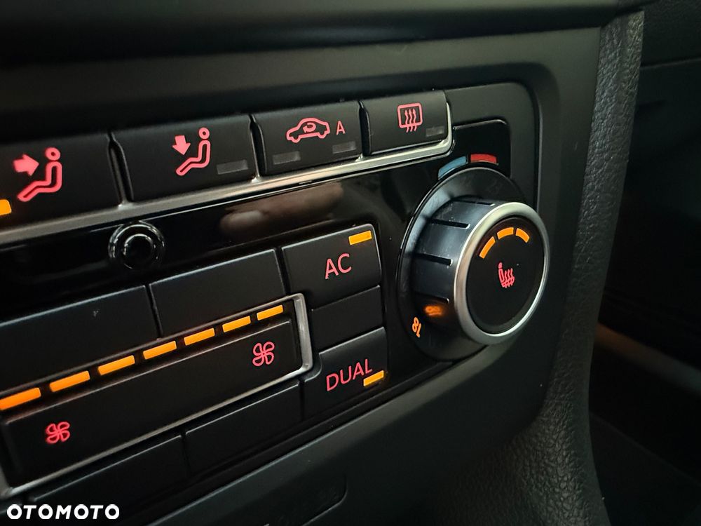 Volkswagen Golf 2.0 TDI DPF BlueMotion Technology Team - 37