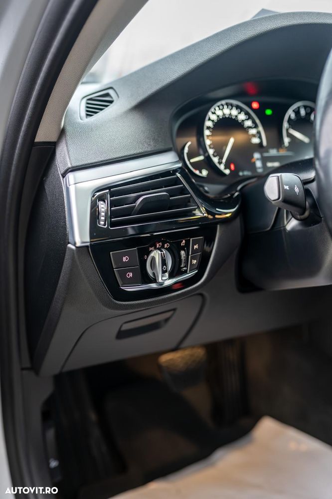 BMW Seria 5 520i Aut. Luxury Line - 13