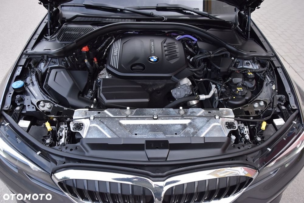 BMW Seria 3 318d Edition M Sport Shadow - 31