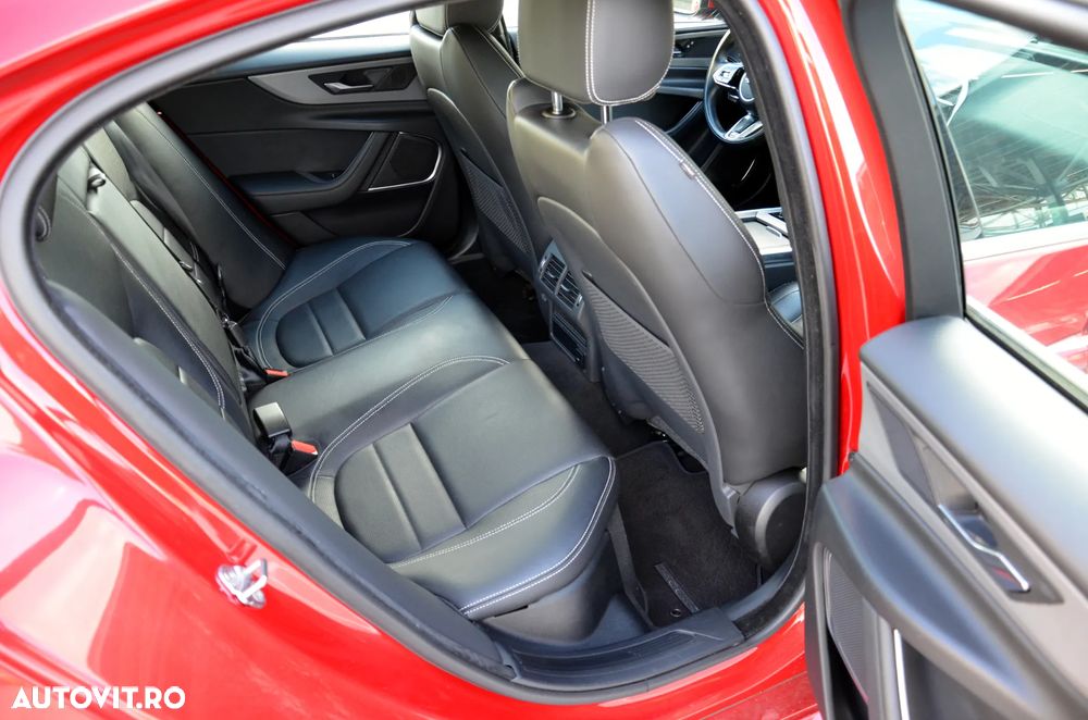 Jaguar XE D200 RWD MHEV R-Dynamic HSE - 27