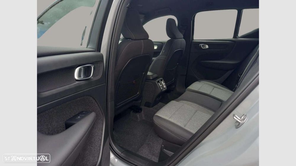 Volvo XC 40 2.0 B3 Plus Dark - 25