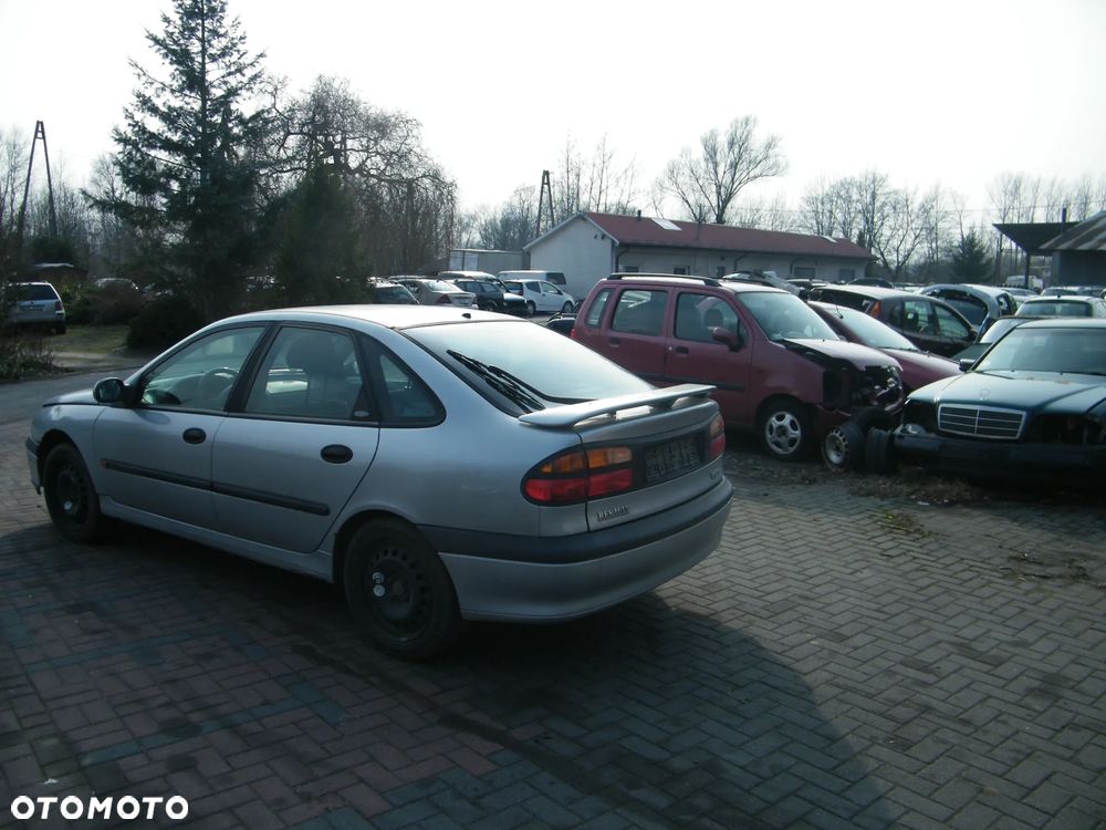 Renault Laguna I FL (98-01r.) 1.8 119KM. Silnik F4P 760 Skrzynia JB3 909 lakier MV640 – Iceberg Grey BC. Cały na części. GWARANCJA !!!  Przód Tył Zestaw Komplet Drzwi Klapa Zderzak Błotnik Maska Grill Atrapa Szyba Pas Lampa Lusterko Boczki Fotel Kanapa Kokpit Deska Rozdzielcza Przełącznik Włącznik Sterownik Przewody Wiązka Instalacja Moduł Komputer Czujnik Listwa Pompa Alternator Wtryski Głowica Rozrusznik Kompresor Sprzęgło Dwumas Silnik Skrzynia ABS Klimatyzacji Paliwa Wspomagania Kolektor Turbina Przepustnica Zawór Chłodnica Koło Hak Belka Sanki Zawieszenie Mcpherson Półoś Amortyzator Wydech Tłumik Zacisk Most - 6