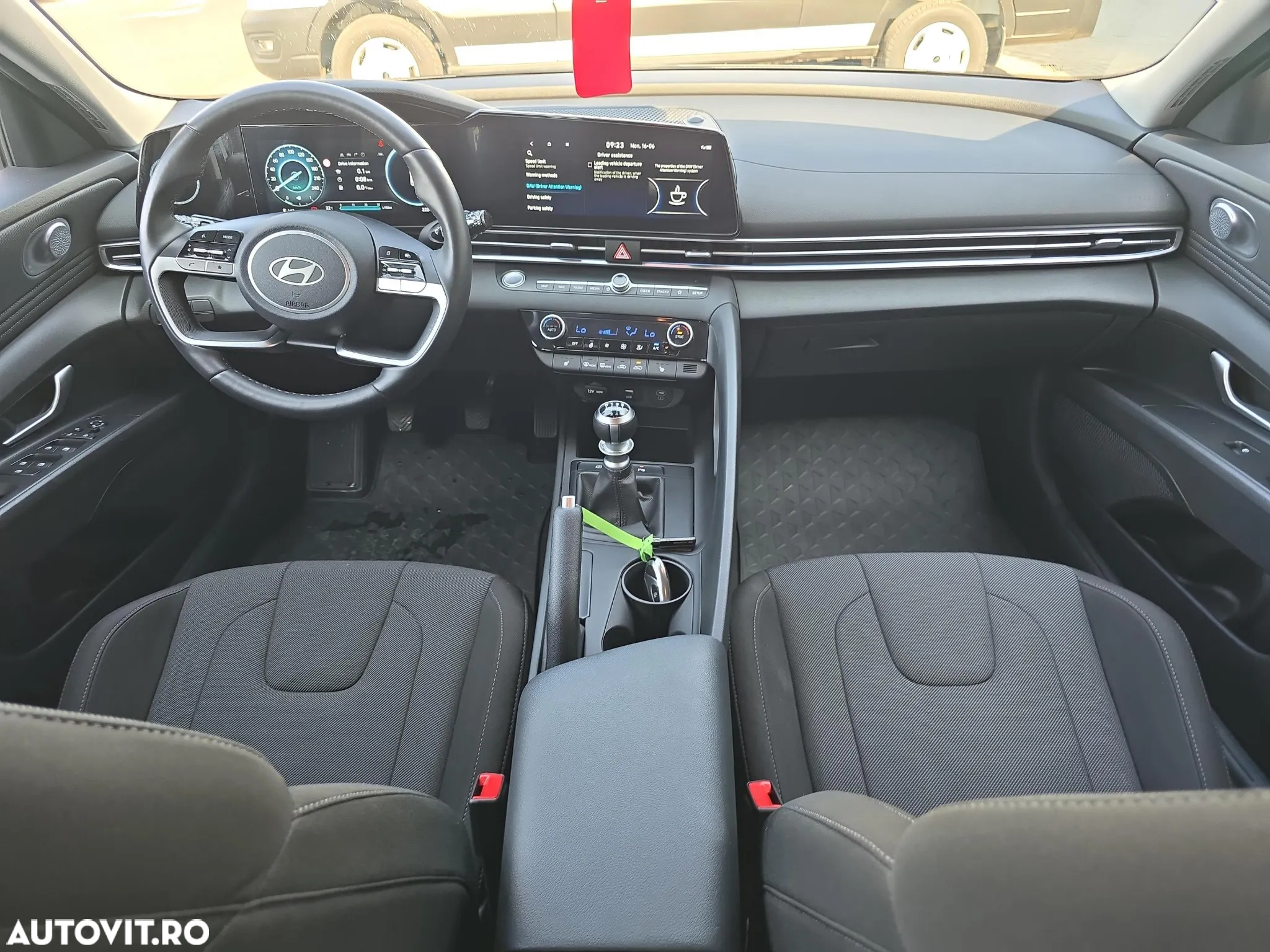 Hyundai Elantra - 31