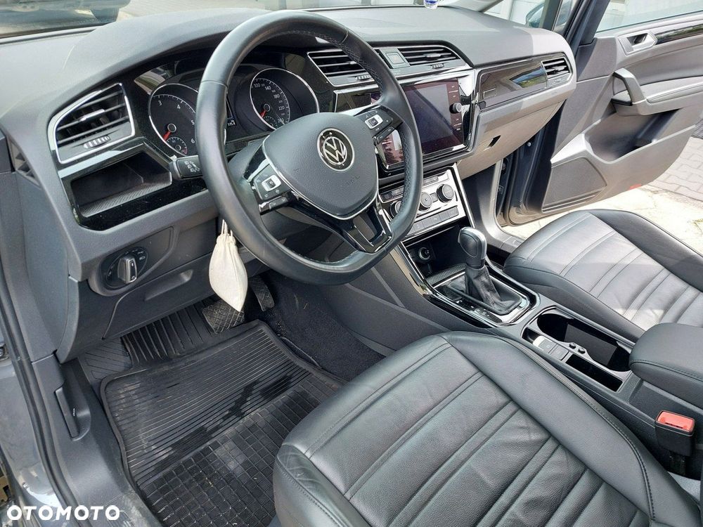 Volkswagen Touran - 10