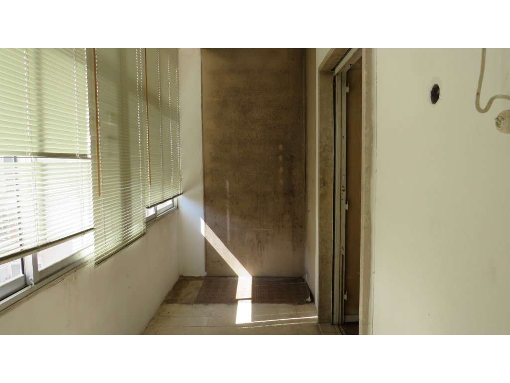 Excelente Oportunidade em Lisboa: T3 com 98,5 m² para Remodelação e... - Grande imagem: 4/16