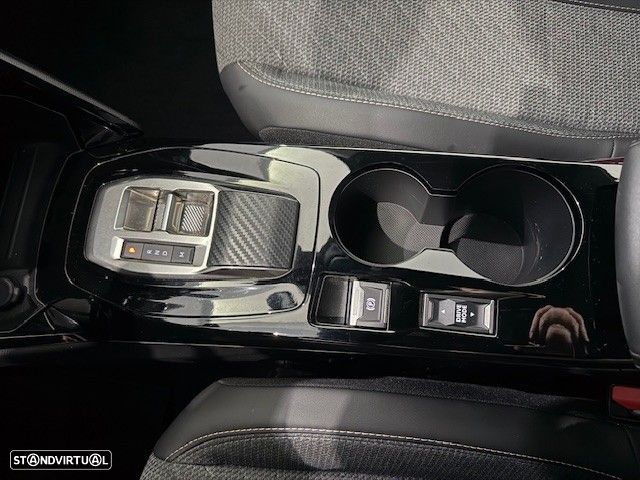 Peugeot 2008 1.2 Hybrid Allure e-DCS6 - 11