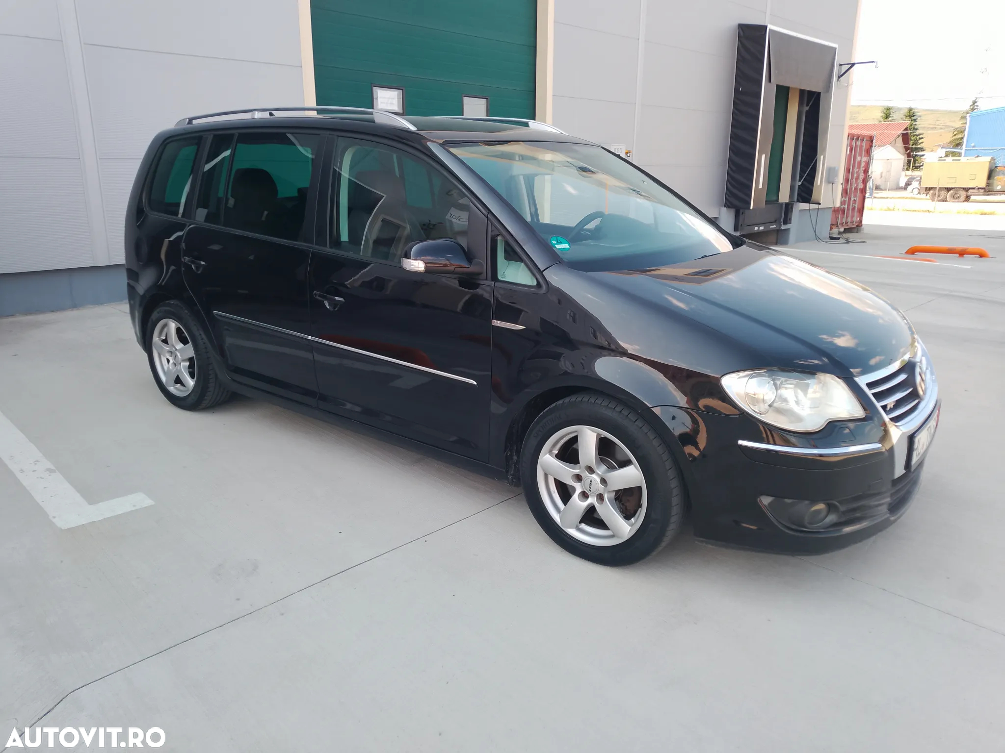 Volkswagen Touran 2.0 TDI DPF R-Line Edition - 2