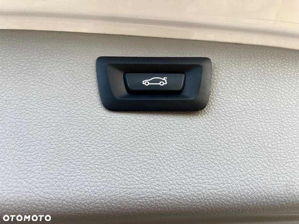 BMW Seria 3 318d DPF Edition Sport - 32