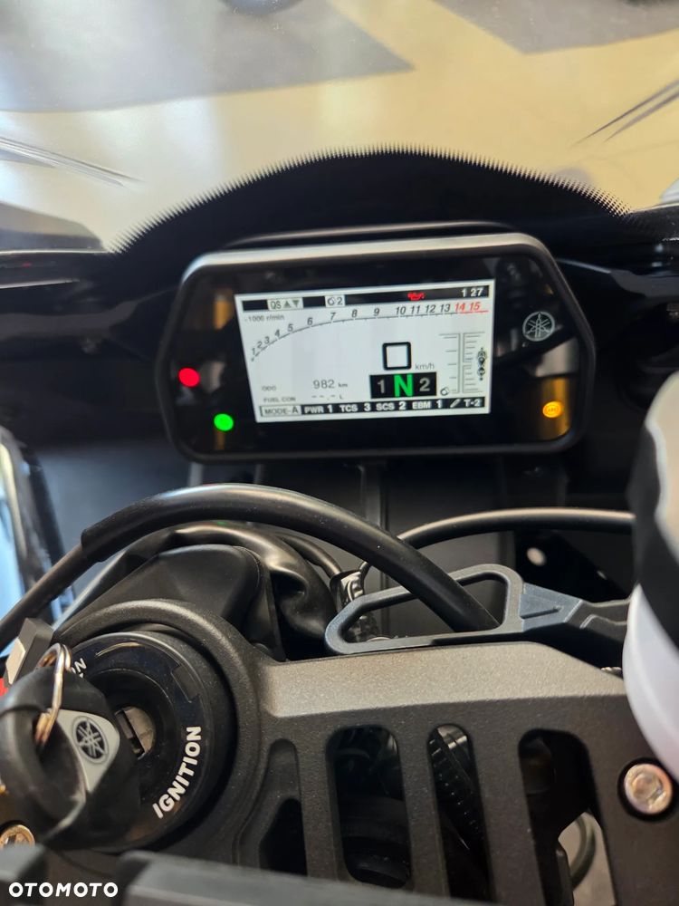 Yamaha R1 - 6