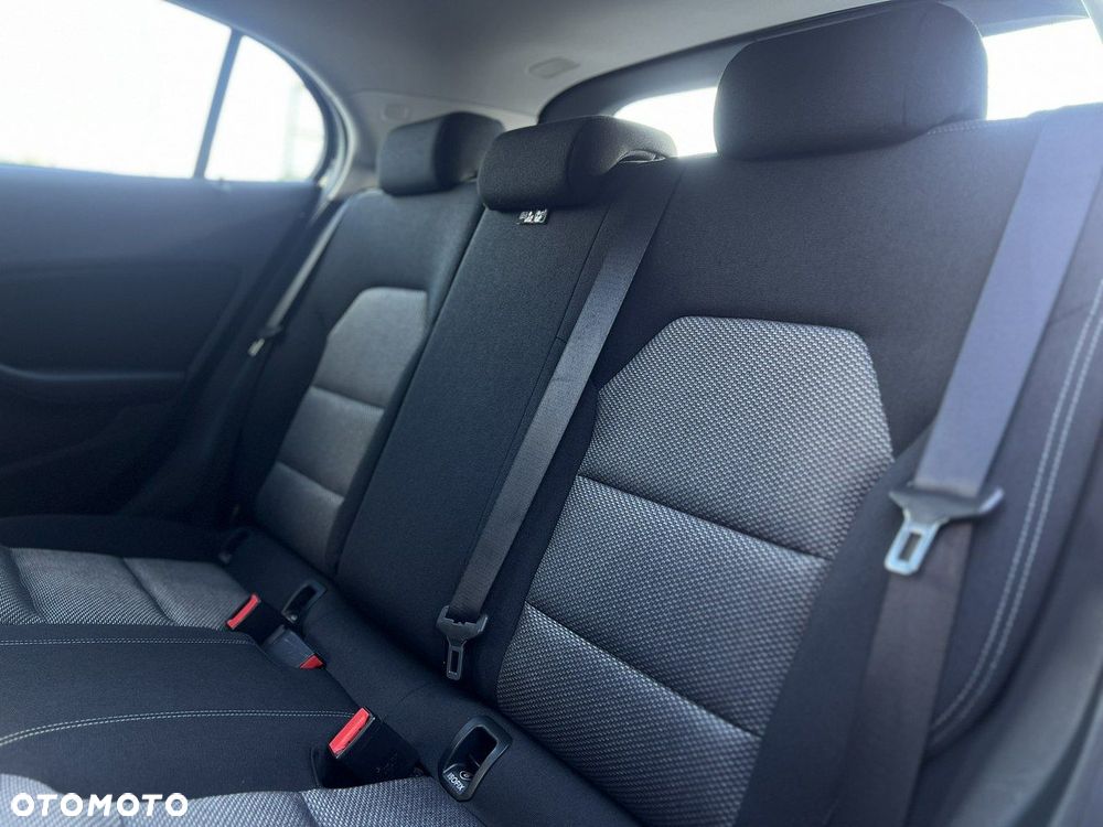 Mercedes-Benz GLA 180 7G-DCT - 36