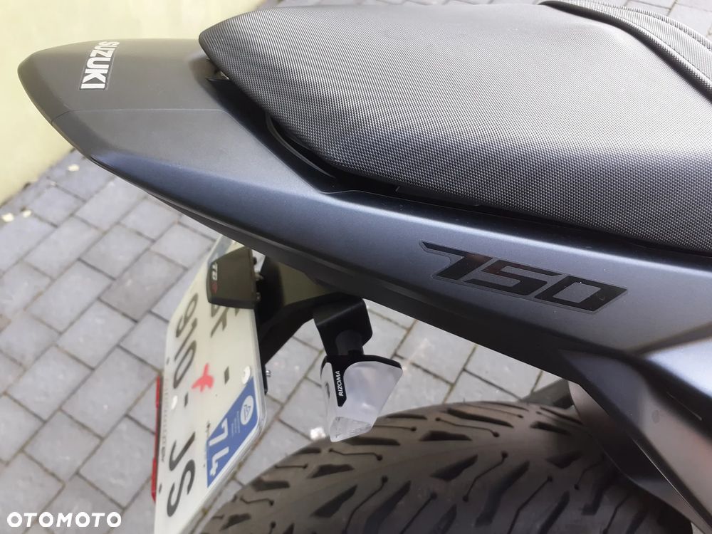 Suzuki GSR - 17