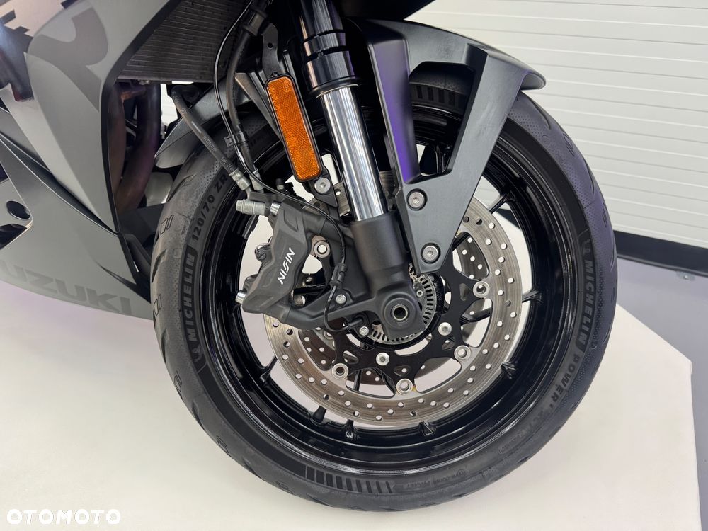 Suzuki GSX - 16