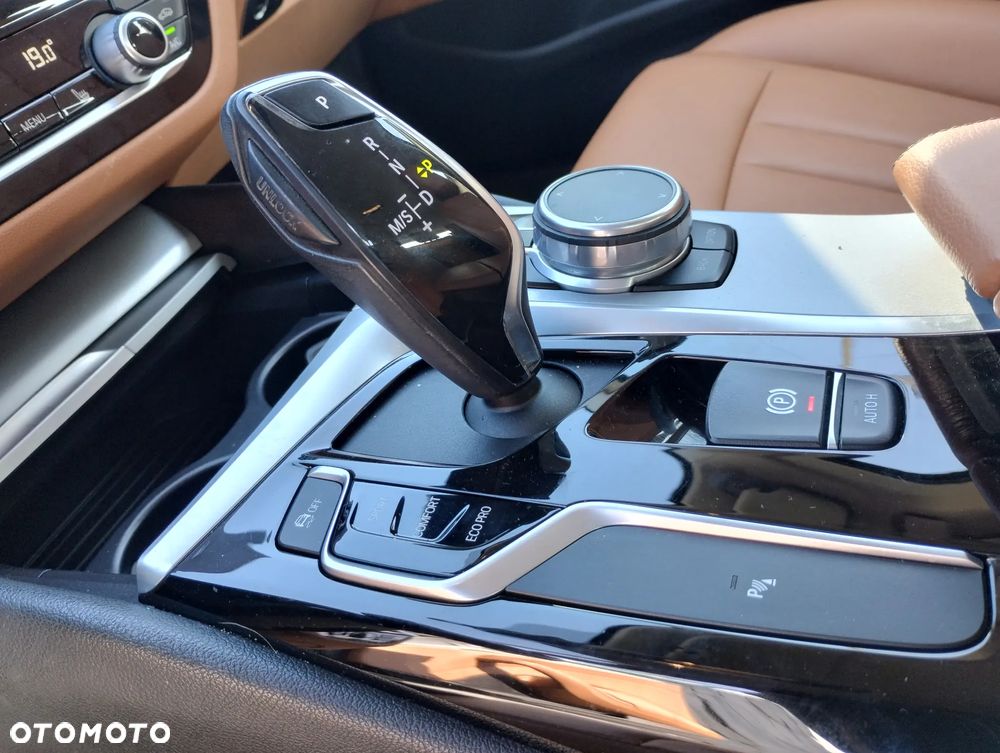 BMW Seria 5 518d Touring Luxury Line - 13