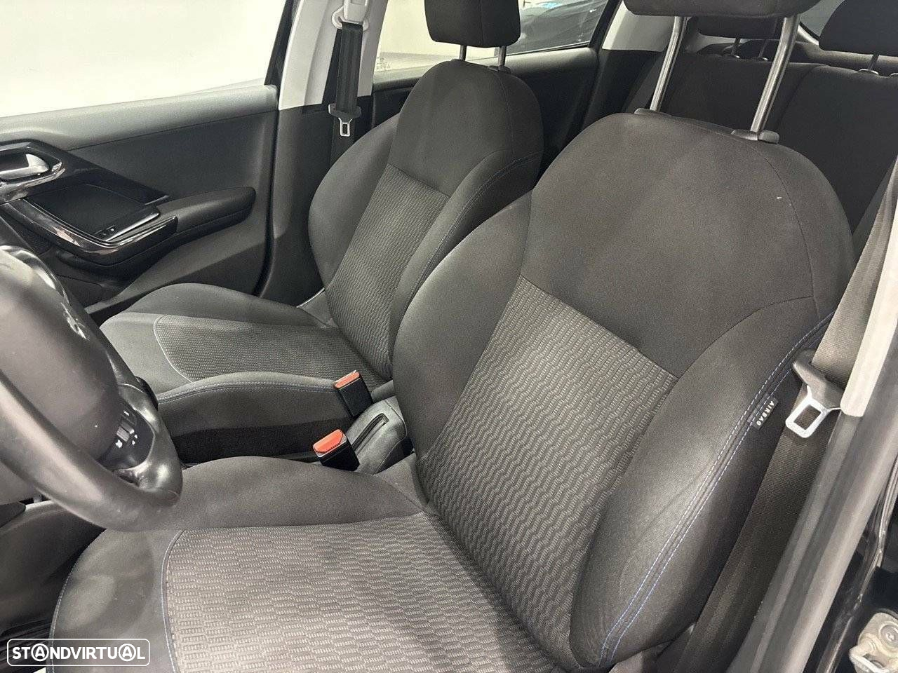 Peugeot 208 1.2 PureTech Signature - 9