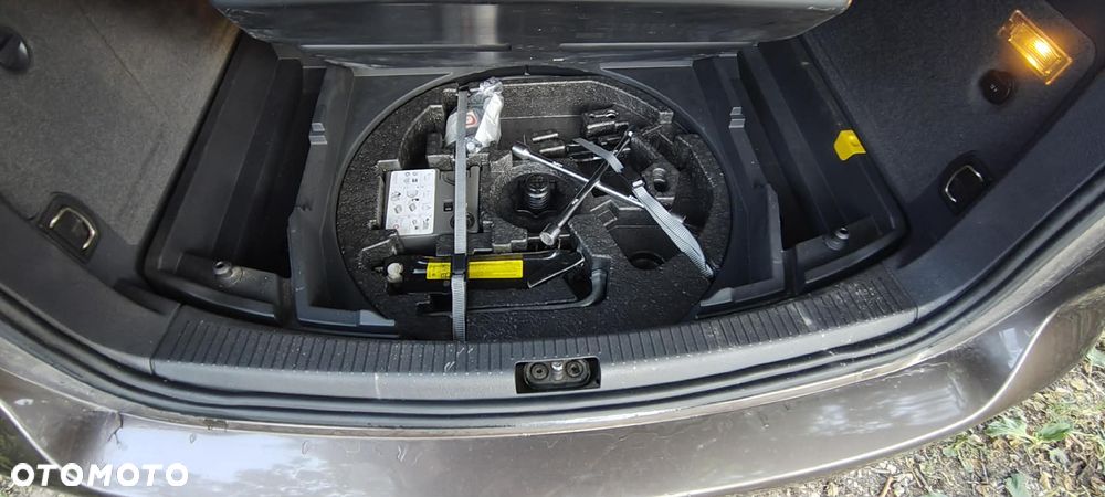 Volkswagen Touran 1.4 TSI STYLE - 2