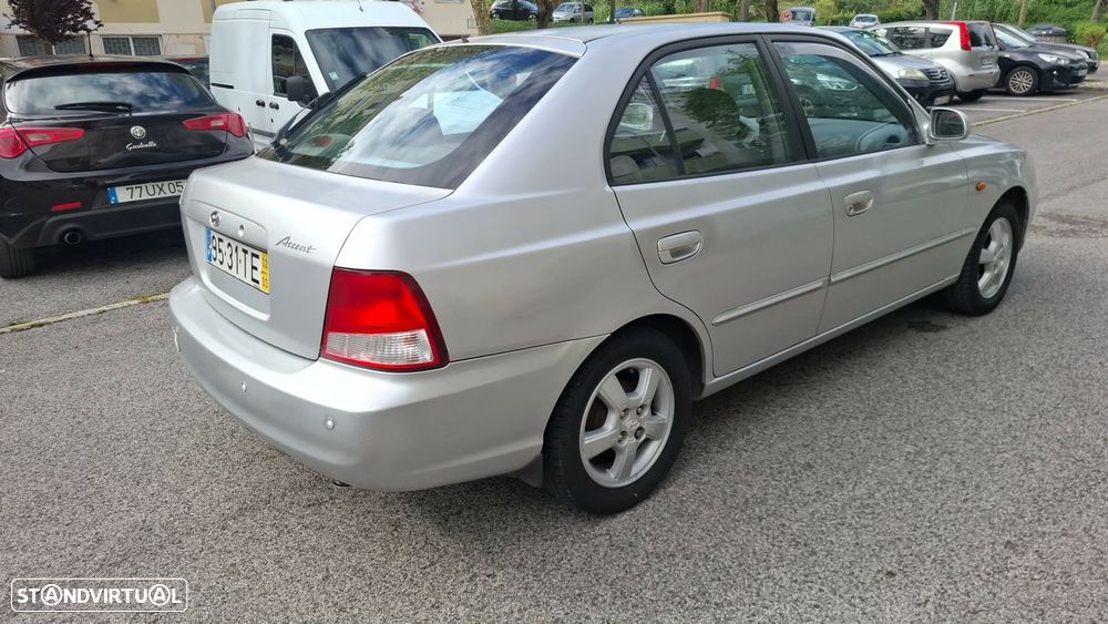 Hyundai Accent 1.3 Confort - 4