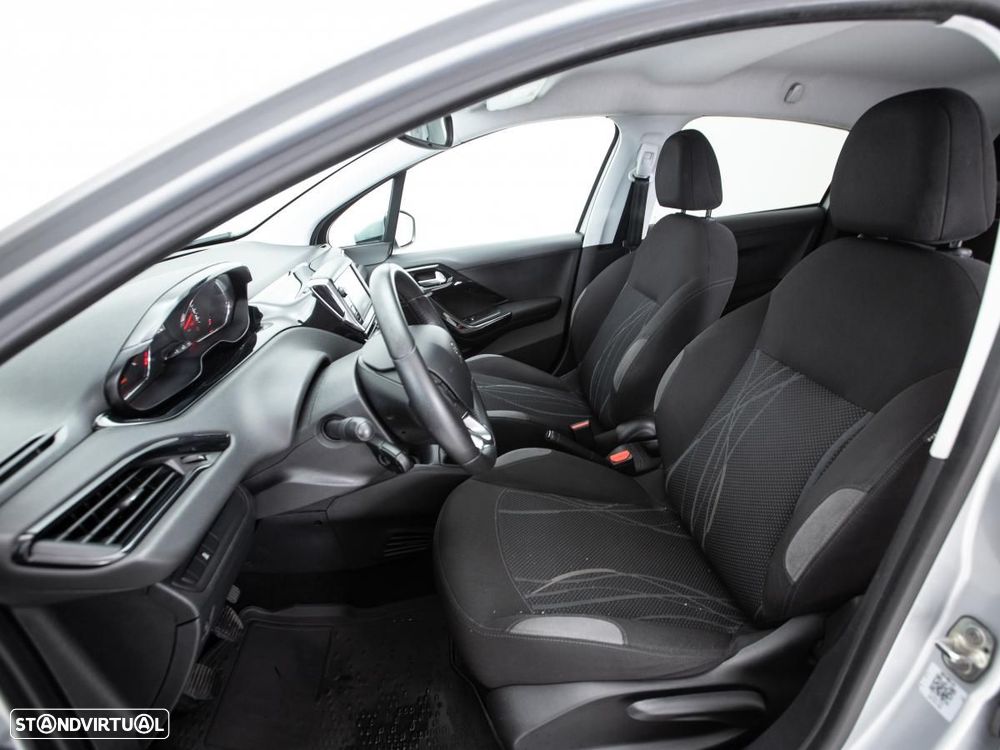 Peugeot 208 - 8