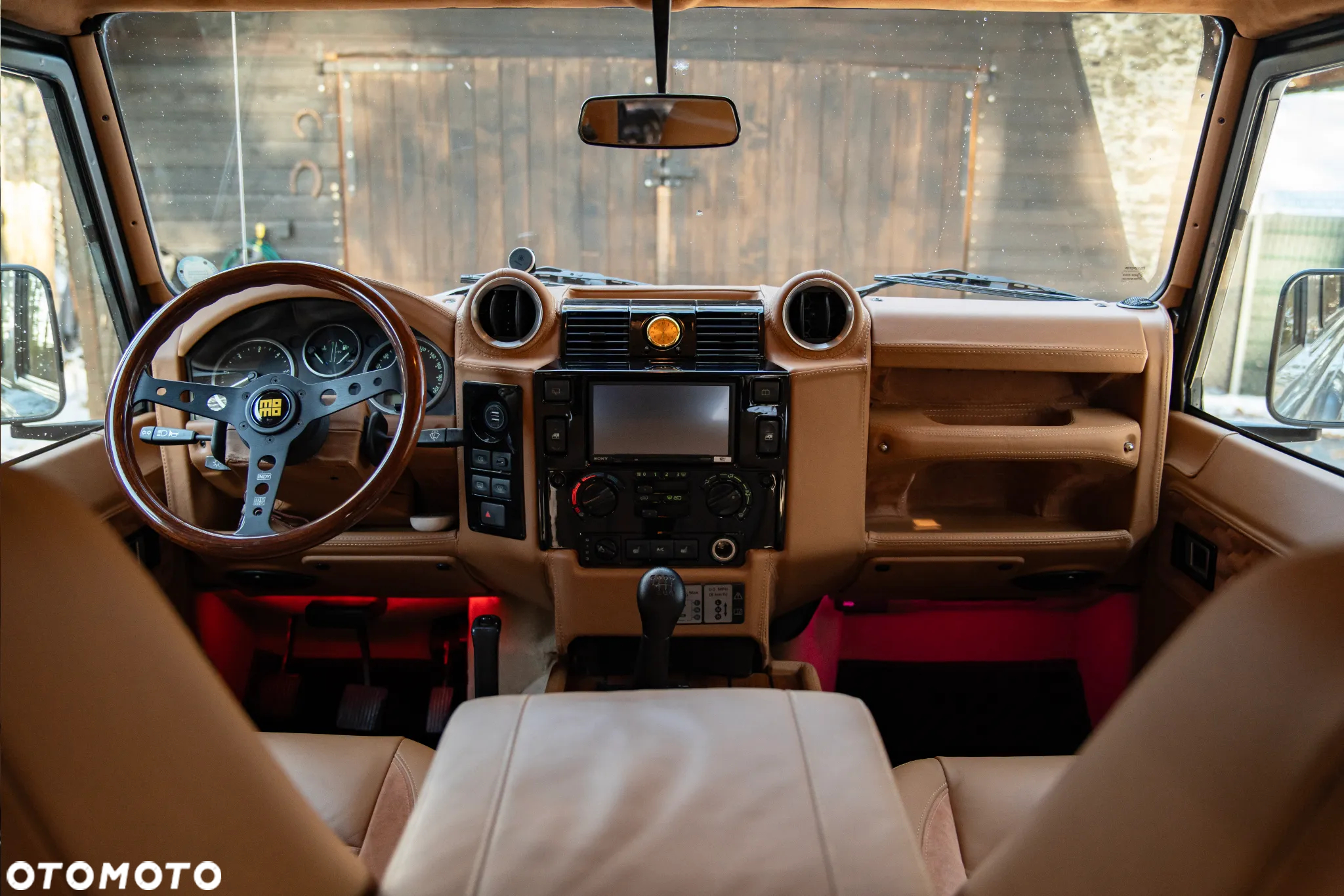 Land Rover Defender - 21