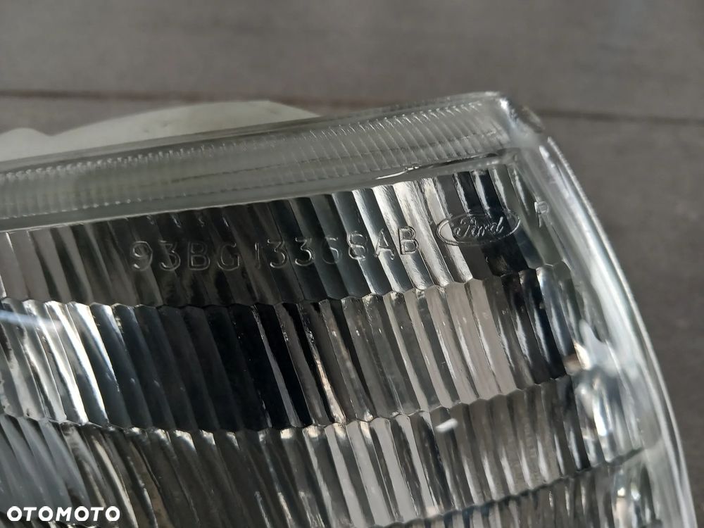 Lampa przednia - kierunkowskaz prawy Ford Mondeo 1992-1996 1059110 - 2